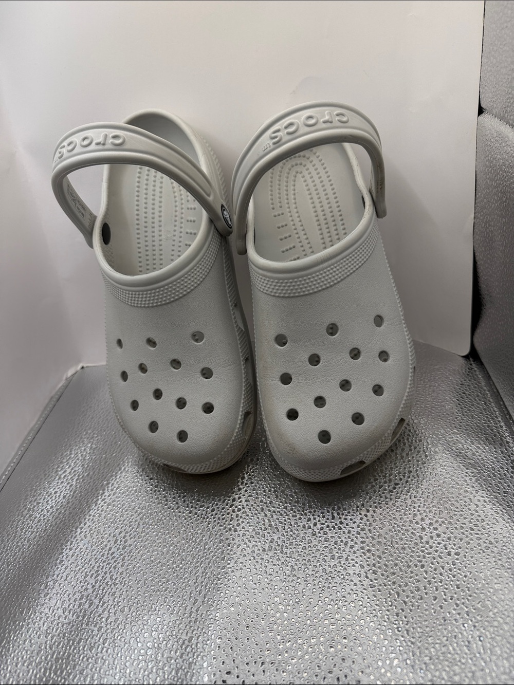 CROCS ClASSIC CLOGS - LIGHT GREY/CONCRETE ITEM IS UNISEX SIZE 7 - Picture 3 of 12